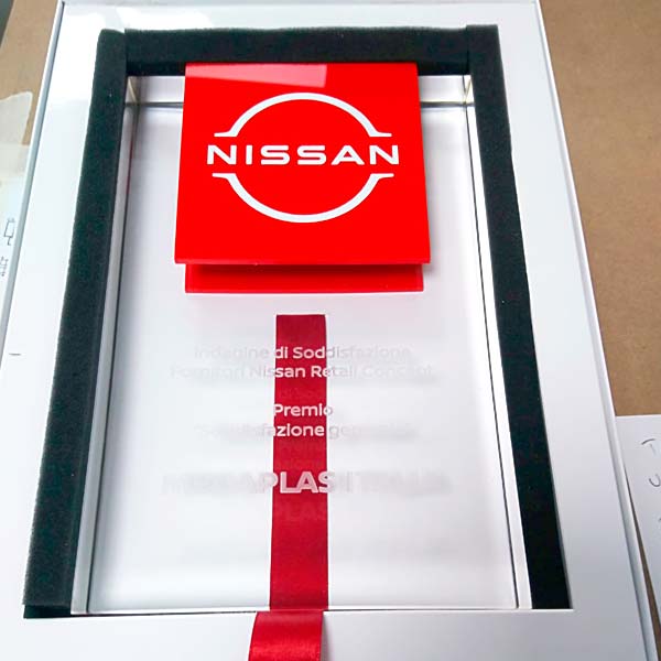 Plexismart Roma - Premi in plexiglass per Nissan - Soddisfazione Fornitori Retail Concept 