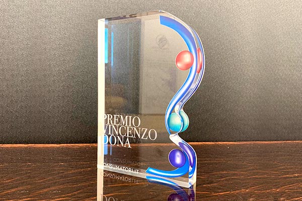 Premio in plexiglass realizzato per Unione Nazionale Consumatori