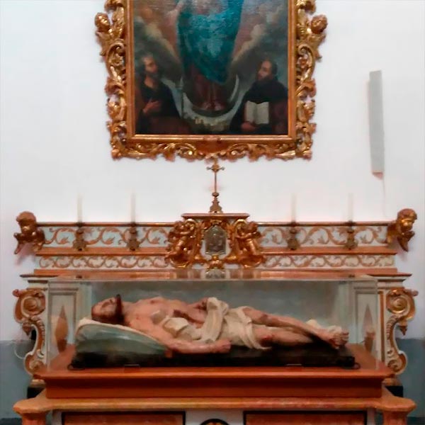 La teca in plexiglass messa a protezione della statua del Cristo Morto di Procida