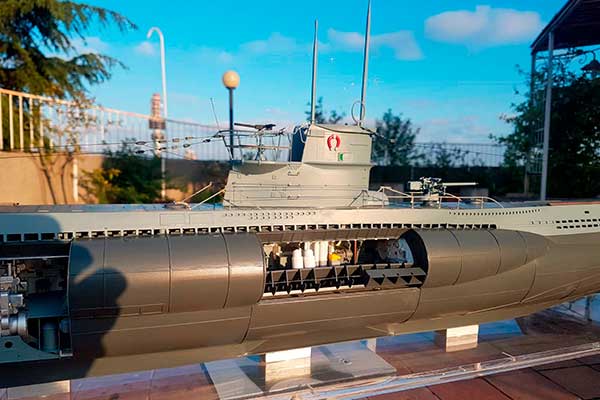 Sottomarino U-Boot su base teca Plexismart - Modellismo Navale Statico