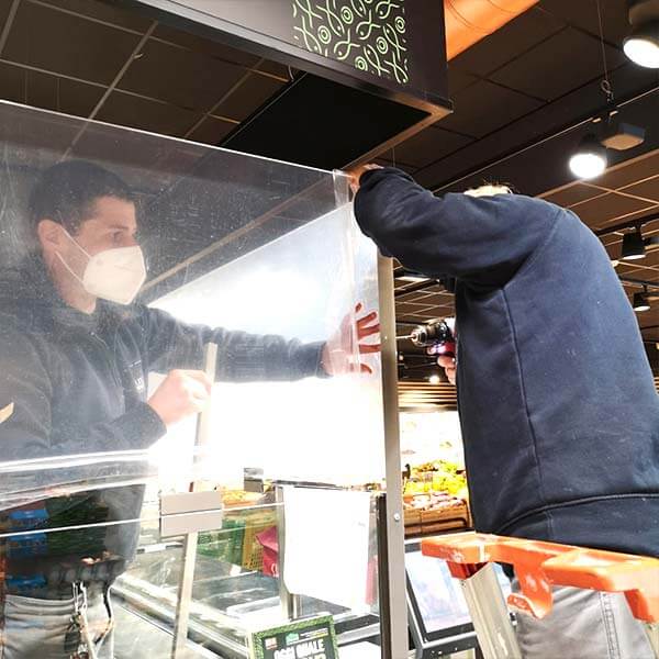 Montaggio di barriere in plexiglass alimentare per sushi bar