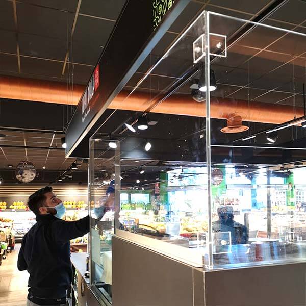 Pulizia e messa a punto di barriere in plexiglass alimentare per sushi bar