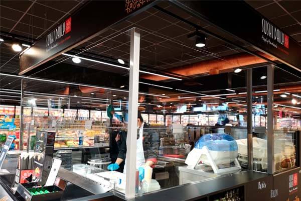 Barriere di protezione in plexiglass alimentare per sushi bar in un centro commerciale - Plexismart