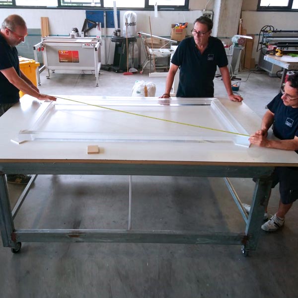 Tavolo in Plexiglass Made in Italy - Dalla Progettazione all'elemento di arredo finito.