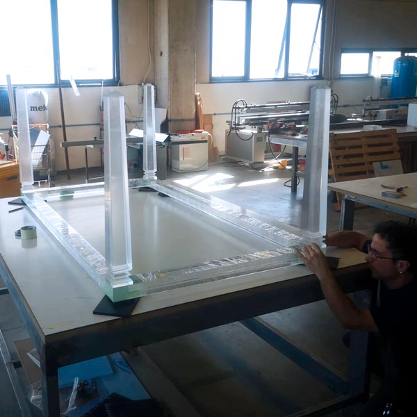 Tavolo in Plexiglass Made in Italy - Dalla Progettazione all'elemento di arredo finito.