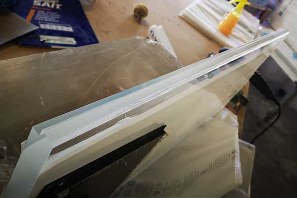 Taglio e lavorazione delle parti - Tavolo in Plexiglass e Vetro